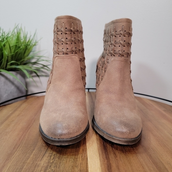 Fergalicious Worthy Ankle Boots Size 7.5 Booties Heels Woven Faux Leather - Picture 6 of 15